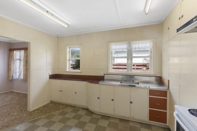Photo of property in 28 Glen Road, Stokes Valley, Lower Hutt, 5019