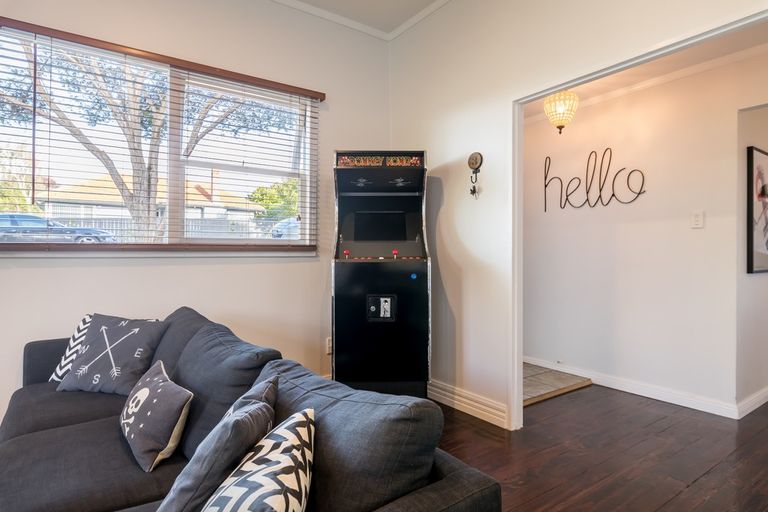 Photo of property in 48 Eastglen Road, Glen Eden, Auckland, 0602