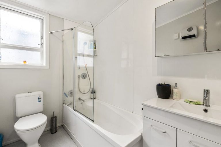 Photo of property in 3-5 Knoll Street, Island Bay, Wellington, 6023