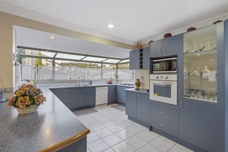Photo of property in 12 Pistachio Place, Goodwood Heights, Auckland, 2105
