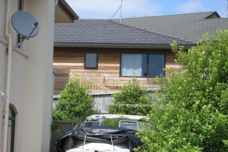 Photo of property in 32 Woodridge Avenue, Northcross, Auckland, 0630