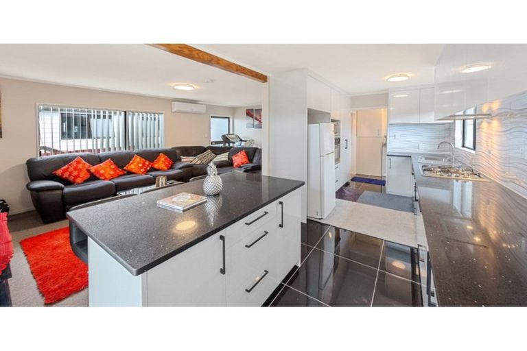 Photo of property in 2/24 Norrie Smith Avenue, Flat Bush, Auckland, 2023