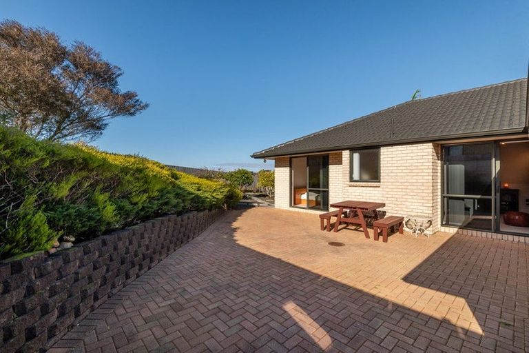 Photo of property in 17 Bundoran Way, Pinehill, Auckland, 0632