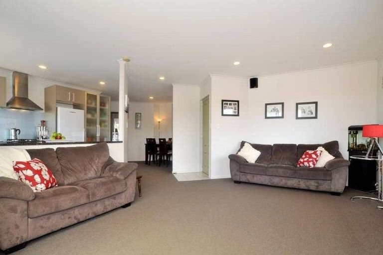 Photo of property in 6/8a Target Road, Totara Vale, Auckland, 0629