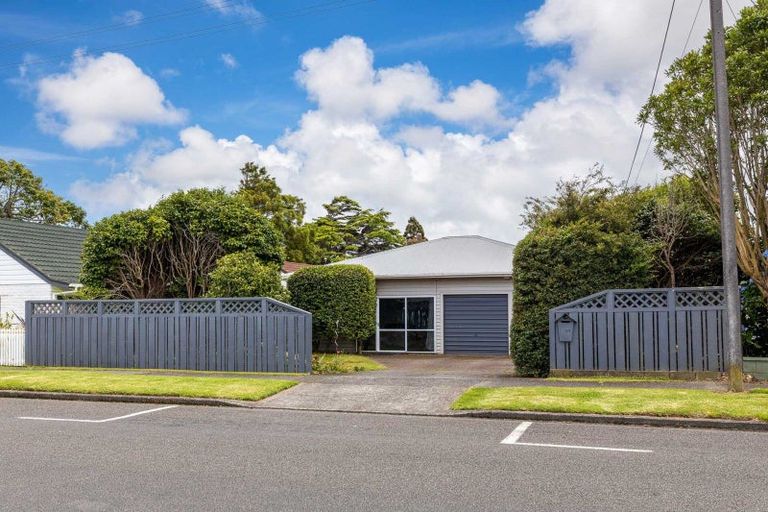 Photo of property in 10 Wallath Road, Westown, New Plymouth, 4310