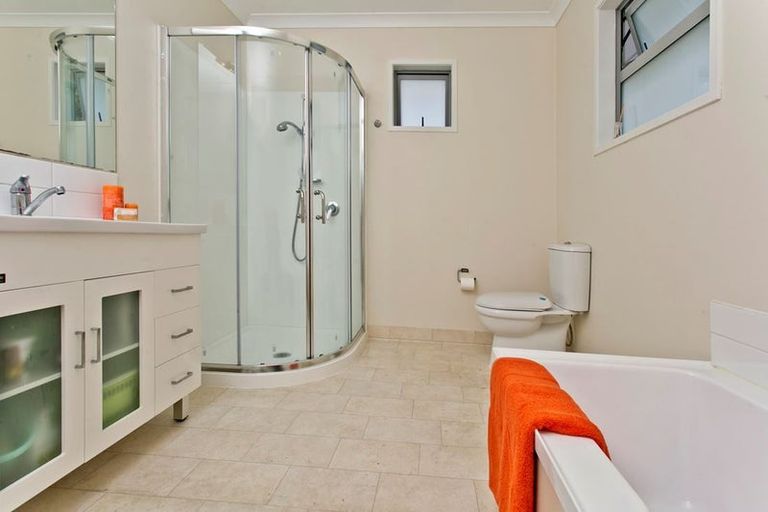 Photo of property in 115 Sunnynook Road, Forrest Hill, Auckland, 0620