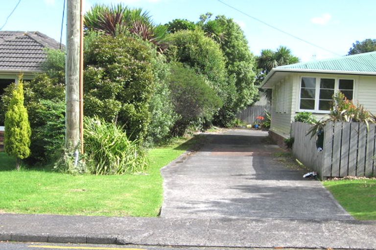 Photo of property in 2/33 Neil Avenue, Te Atatu Peninsula, Auckland, 0610