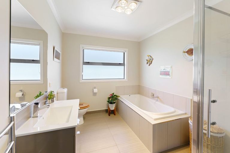 Photo of property in 35 Simpson Crescent, Raumati Beach, Paraparaumu, 5032