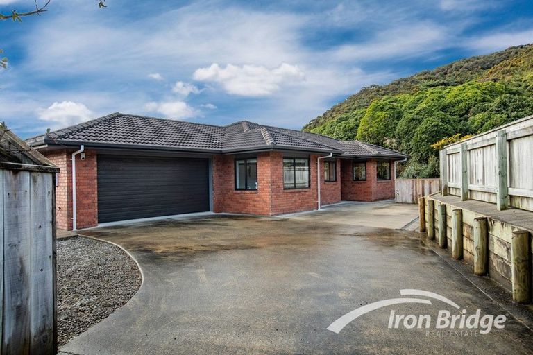 Photo of property in 11 Beaufort Close, Kingsley Heights, Upper Hutt, 5018