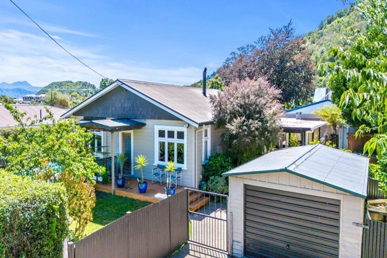 Photo of property in 48 Devon Street, Picton, 7220