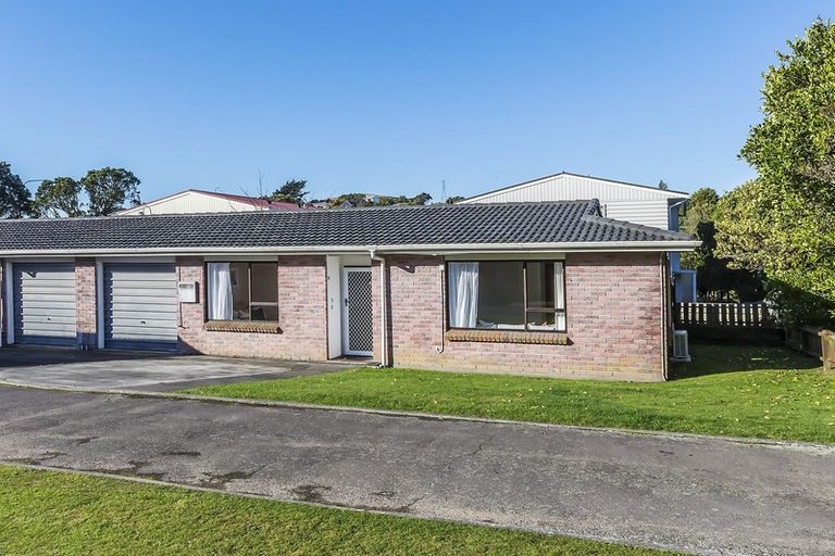 Photo of property in 5/4 Stewart Drive, Newlands, Wellington, 6037