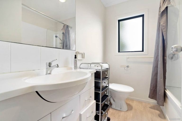 Photo of property in 34 Cedar Heights Avenue, Massey, Auckland, 0614