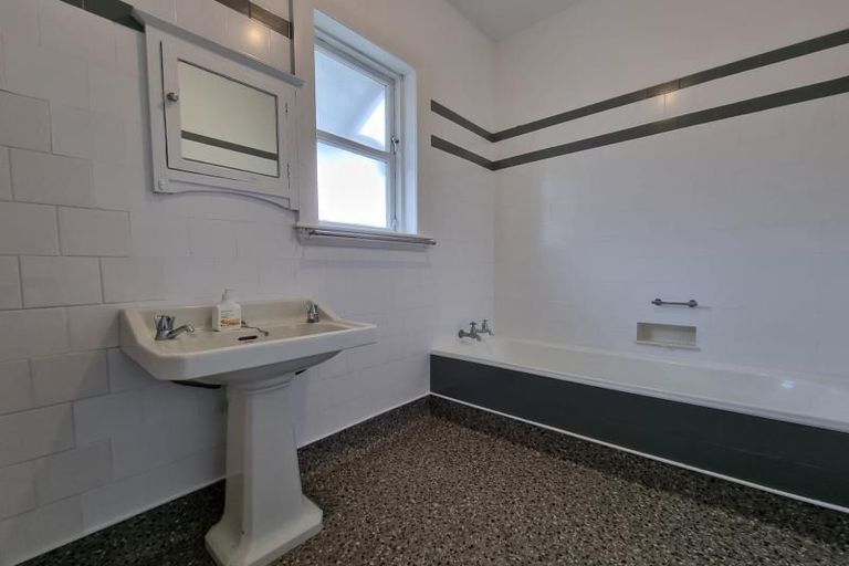 Photo of property in 212 Queens Drive, Lyall Bay, Wellington, 6022