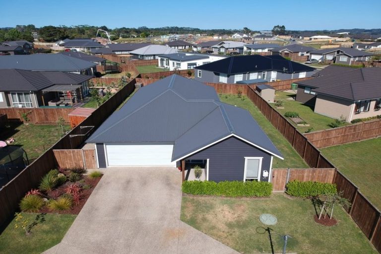 Photo of property in 14 Malbec Place, Huapai, Kumeu, 0810