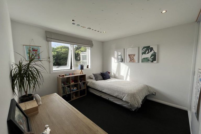 Photo of property in 1 Kahu Road, Paremata, Porirua, 5024