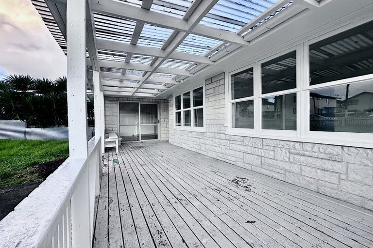 Photo of property in 15 Farnborough Crescent, Mangere, Auckland, 2022