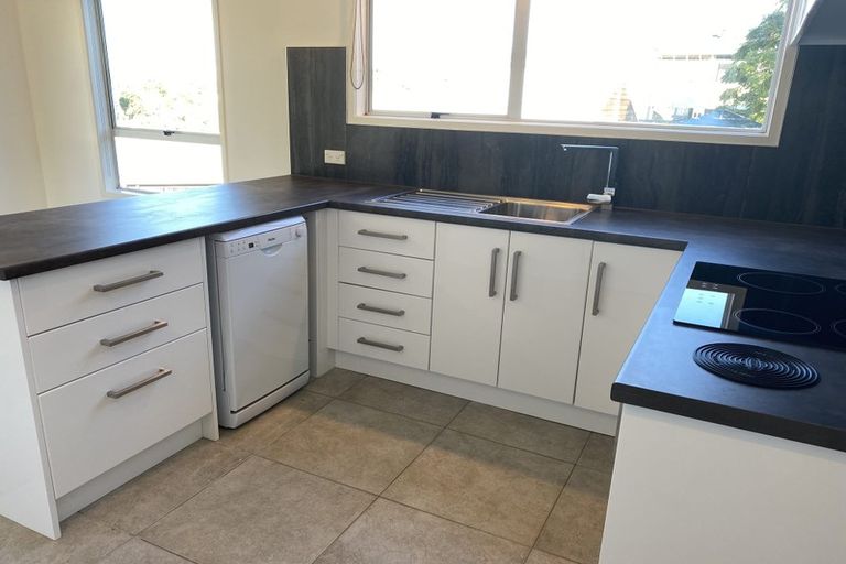 Photo of property in 2/32 Knightsbridge Drive, Forrest Hill, Auckland, 0620