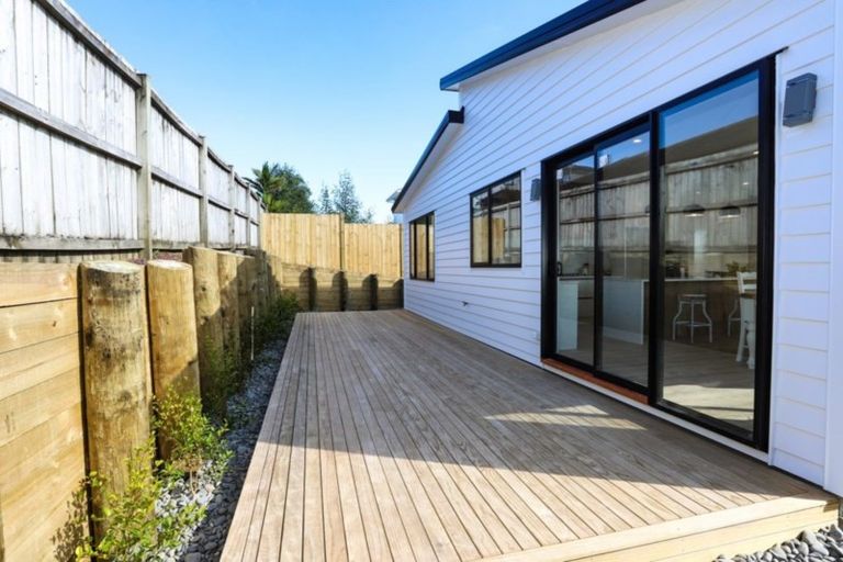 Photo of property in 21 Merv Clarke Lane, Massey, Auckland, 0614