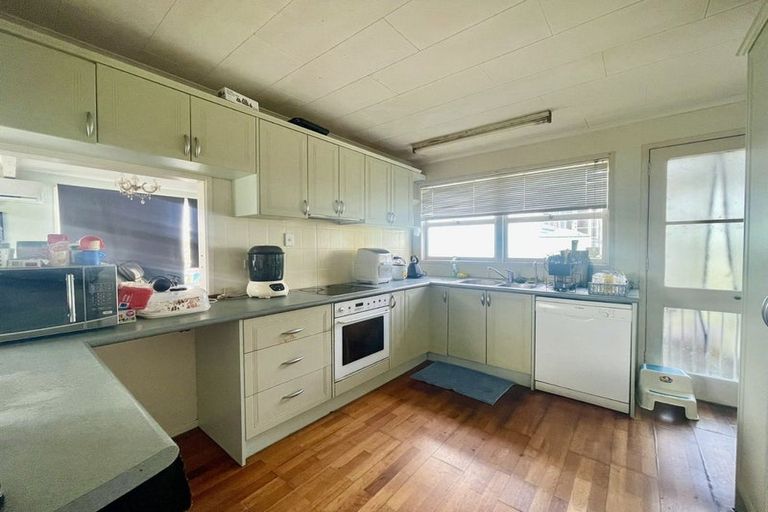Photo of property in 5 Mcclintock Road, Massey, Auckland, 0614