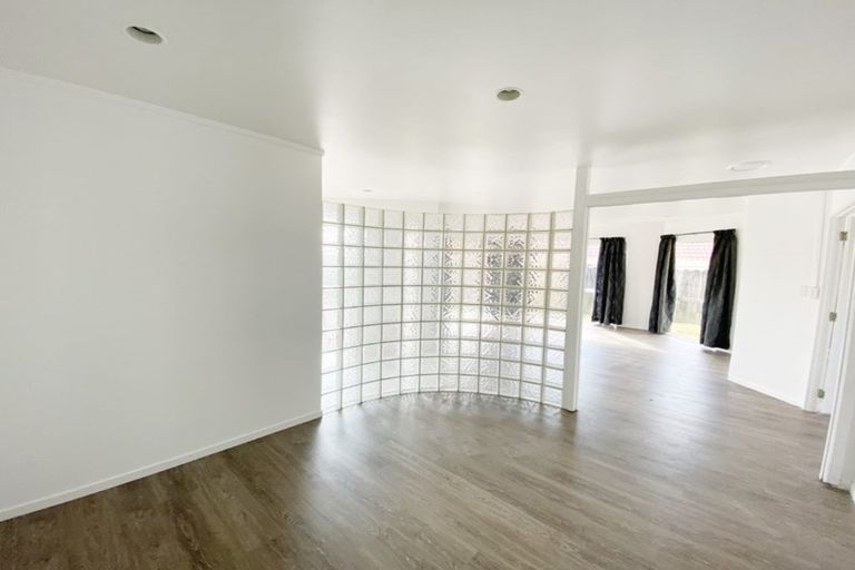 Photo of property in 14 Caldbeck Rise, Northpark, Auckland, 2013