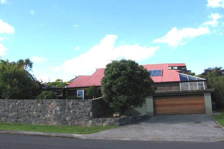 Photo of property in 11 Puawai Place, Northcote, Auckland, 0627