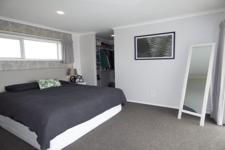Photo of property in 12 Oakmont Crescent, Waiwhakaiho, New Plymouth, 4312