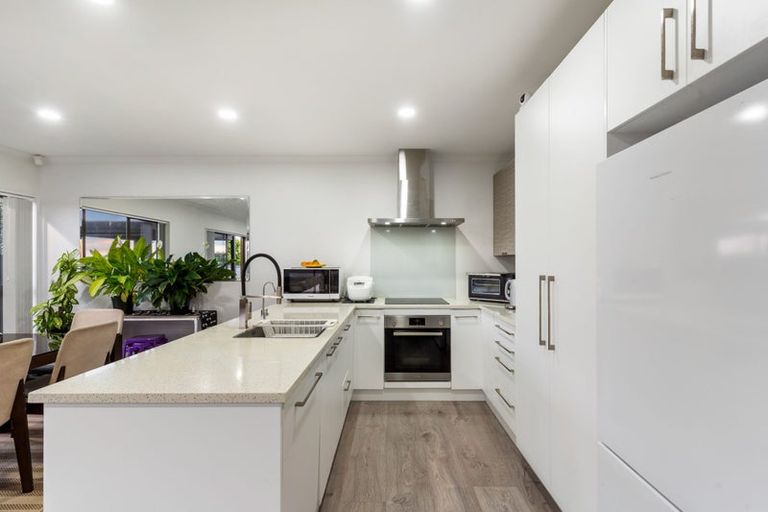 Photo of property in 2/36 Browns Bay Road, Rothesay Bay, Auckland, 0630