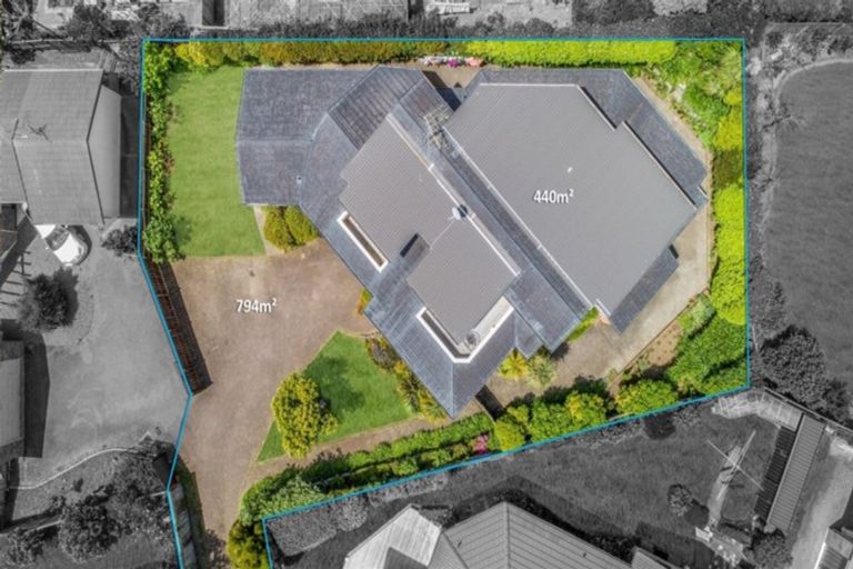 Photo of property in 8 Gillard Place, Eastern Beach, Auckland, 2012