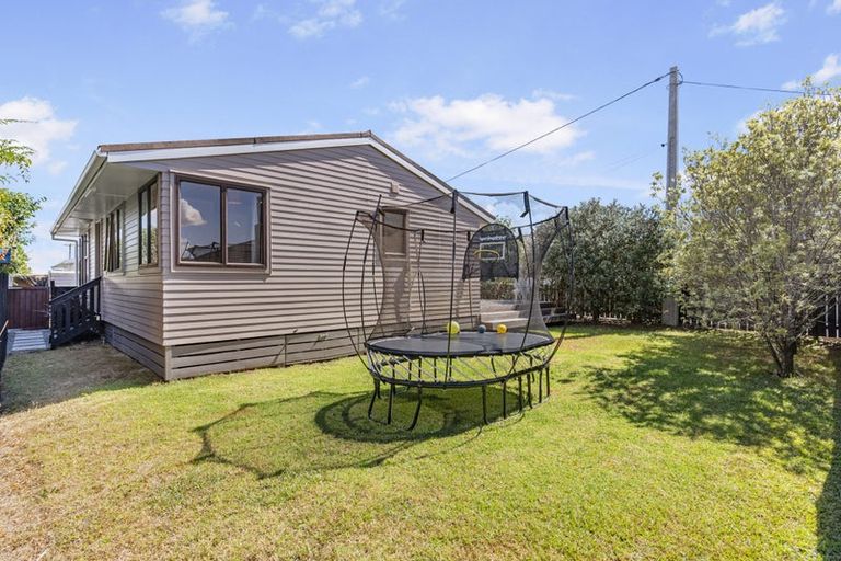 Photo of property in 22a Kirrie Avenue, Te Atatu South, Auckland, 0610