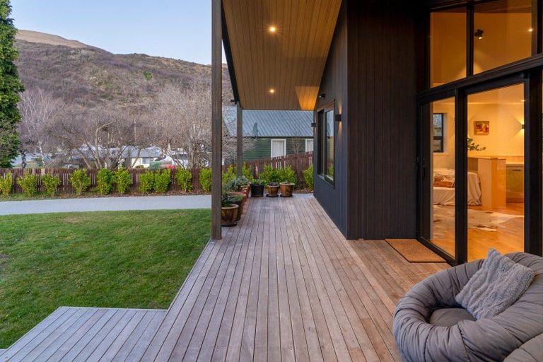 Photo of property in 10 Preston Drive, Arrowtown, 9302