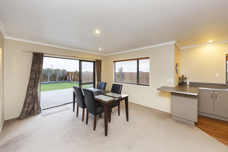 Photo of property in 5 Ron Place, Fitzherbert, Palmerston North, 4410