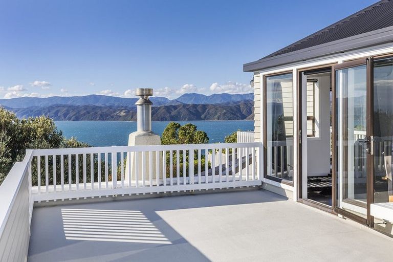 Photo of property in 124 Seatoun Heights Road, Seatoun, Wellington, 6022