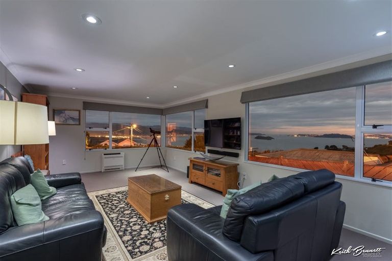 Photo of property in 8 Te Whiti Grove, Korokoro, Lower Hutt, 5012