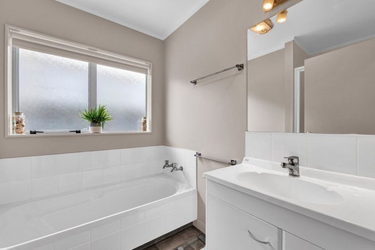 Photo of property in 11 Shaldon Crescent, Blagdon, New Plymouth, 4310