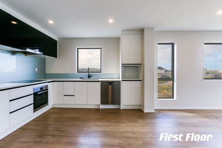 Photo of property in 1 Peony Mews, Oteha, Auckland, 0632