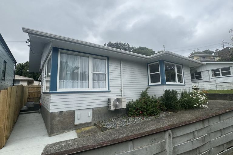 Photo of property in 46 Catherine Crescent, Paparangi, Wellington, 6037