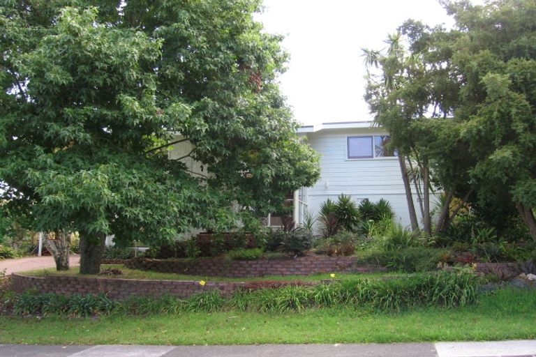Photo of property in 3 Valkyria Place, Beach Haven, Auckland, 0626