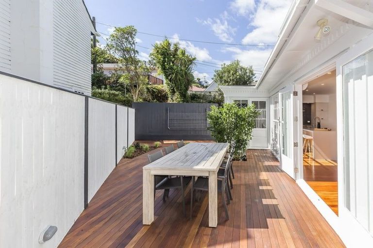 Photo of property in 2 Tio Tio Road, Miramar, Wellington, 6022