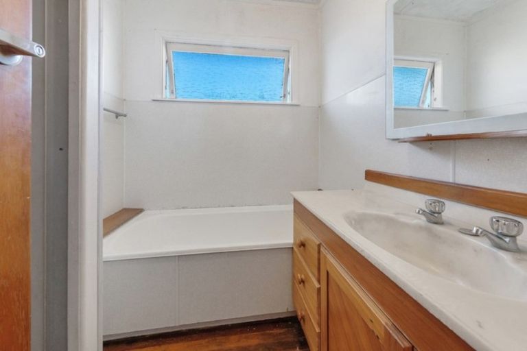 Photo of property in 22 Victoria Avenue, Waiuku, 2123