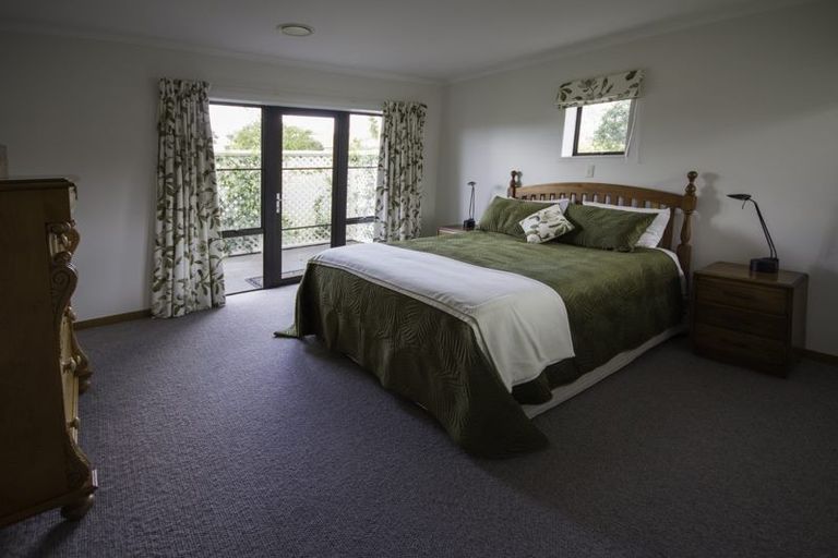 Photo of property in 10 Kinross Drive, Merrilands, New Plymouth, 4312