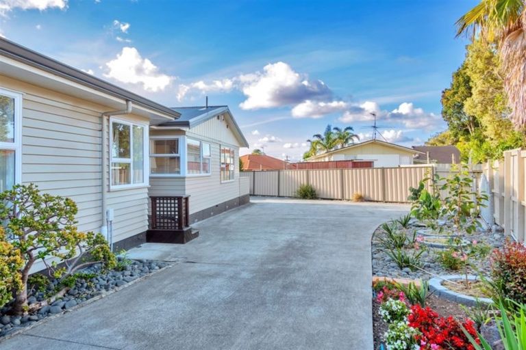 Photo of property in 81 Sturges Road, Henderson, Auckland, 0612