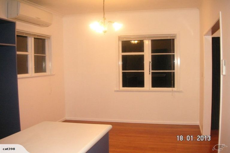Photo of property in 122 Cambridge Terrace, Fairfield, Lower Hutt, 5011