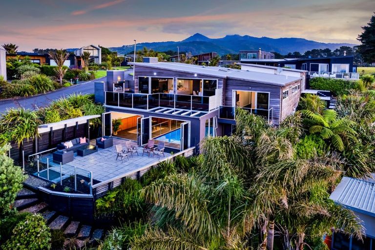 Photo of property in 14 Shearer Drive, Oakura, 4314