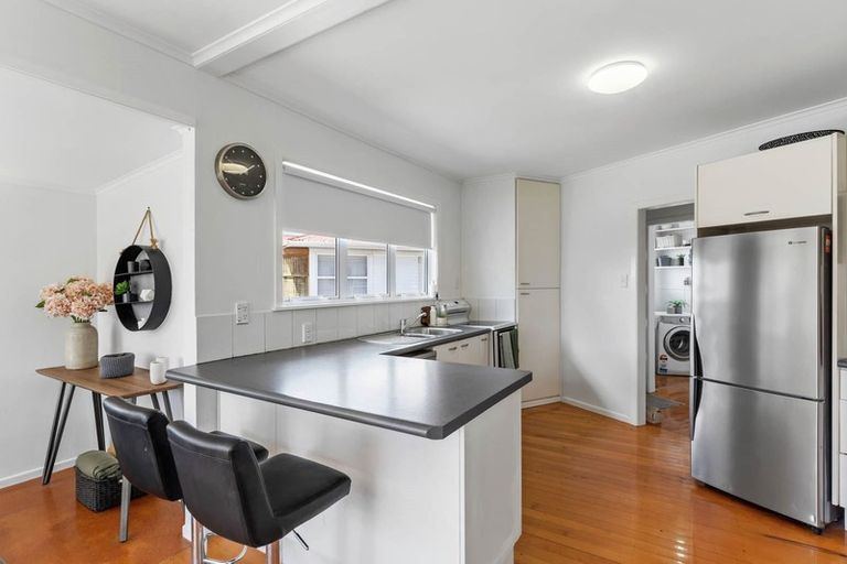 Photo of property in 70 Edgewater Drive, Pakuranga, Auckland, 2010