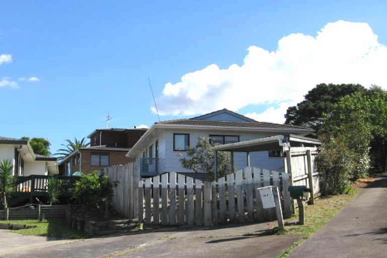 Photo of property in 2/39 Caribbean Drive, Unsworth Heights, Auckland, 0632