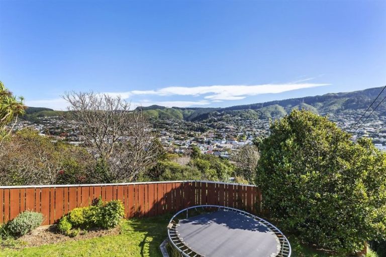 Photo of property in 6 Mayfair Place, Tawa, Wellington, 5028