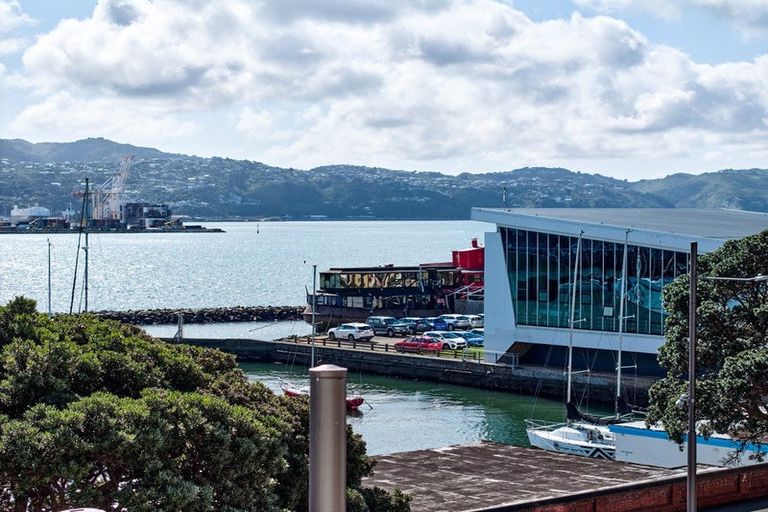 Photo of property in 122 Oriental Parade, Oriental Bay, Wellington, 6011