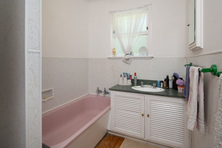 Photo of property in 128 Waikawa Road, Picton, 7220