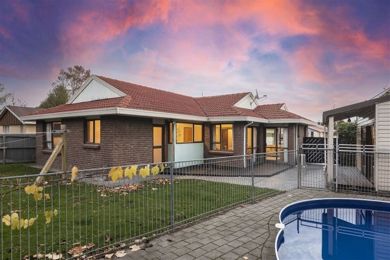 Photo of property in 11 Oakley Crescent, Hornby, Christchurch, 8042