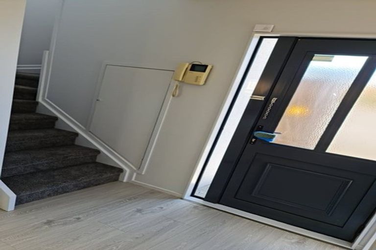 Photo of property in 1/35 Highgrove Lane, Totara Vale, Auckland, 0632